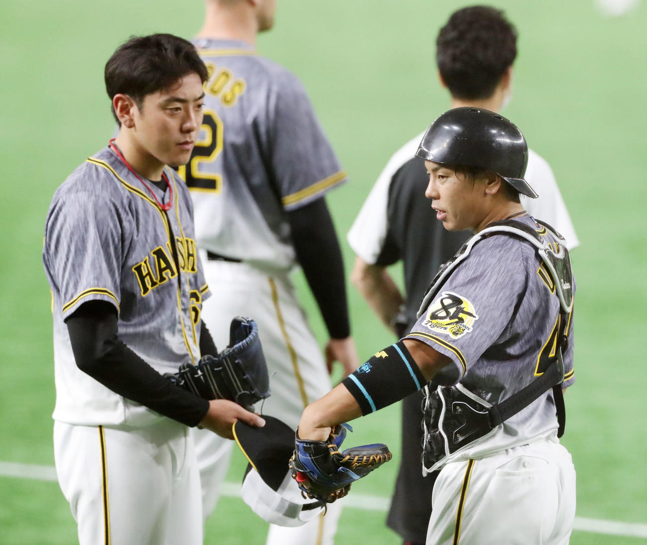 投内連係を終え梅野（右）からアドバイスを受ける小川（撮影・加藤哉）