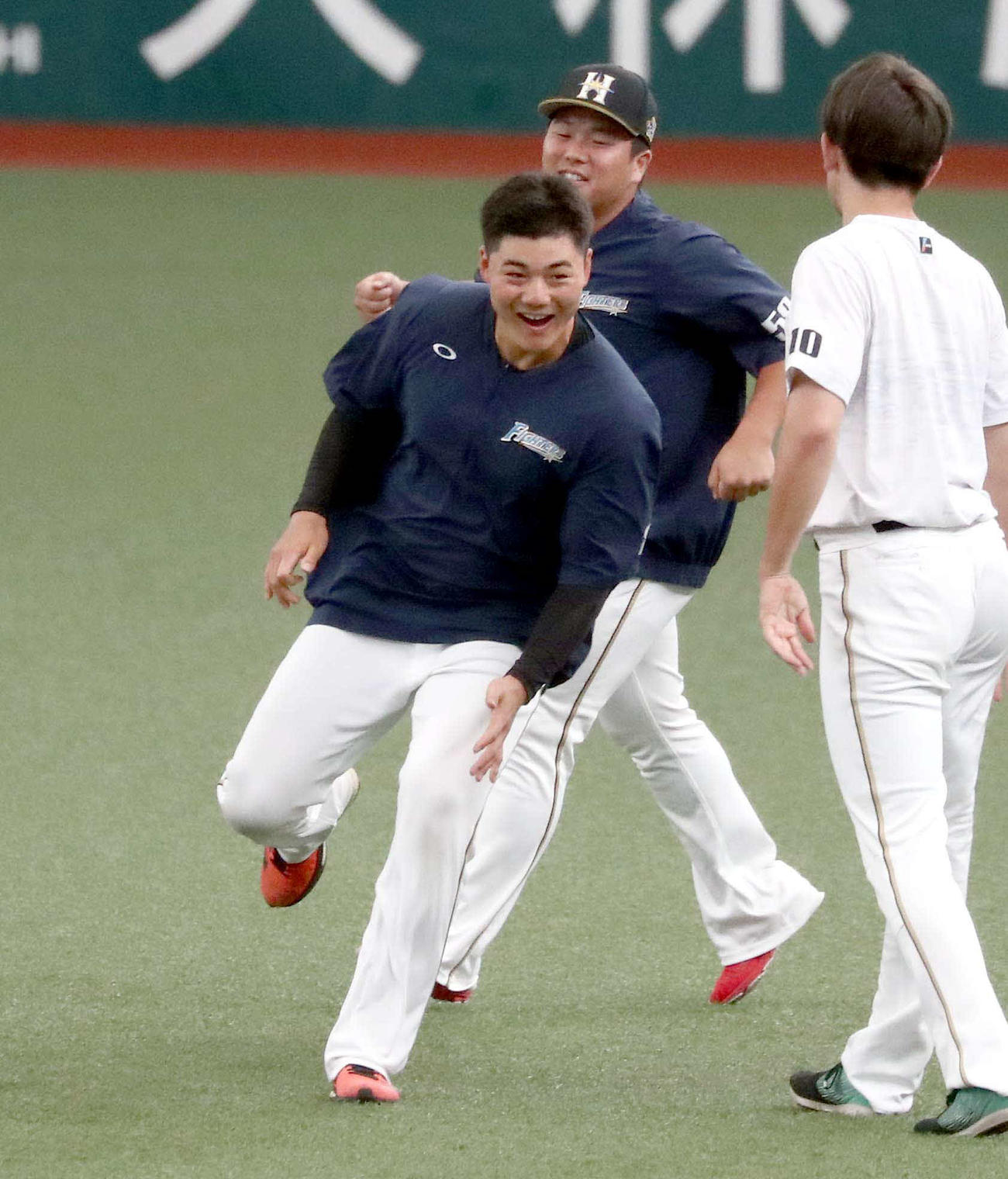 アップ中、横尾（右から2人目）に追い掛けられ逃げる清宮（撮影・黒川智章）