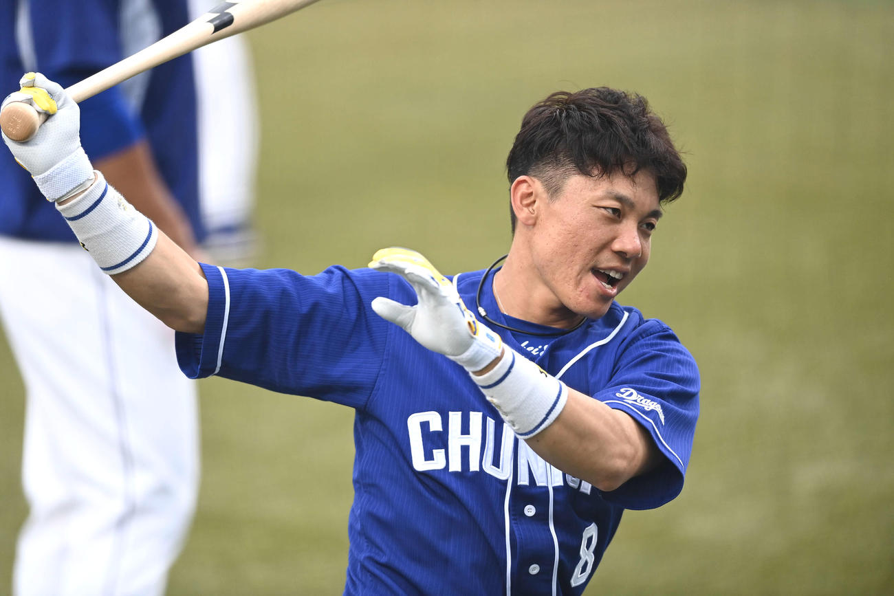 ティー打撃を行う中日大島（撮影・鈴木みどり）