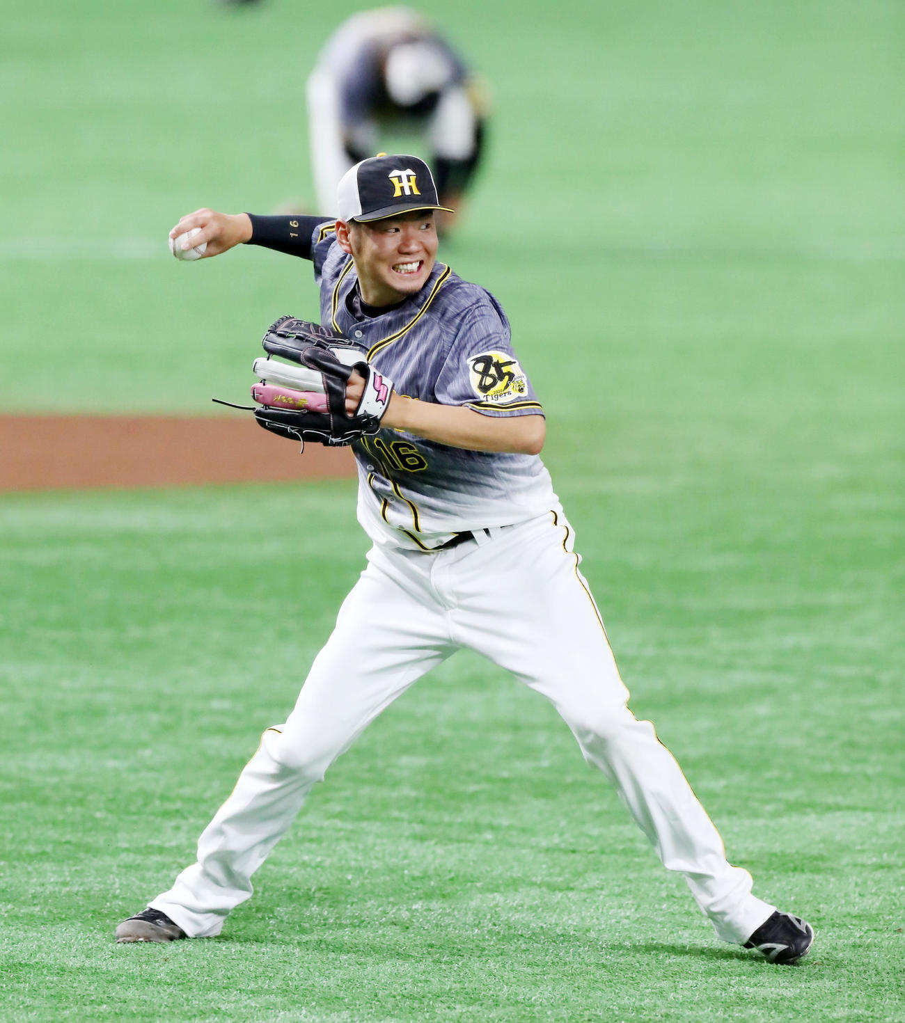 投内連係プレーの練習をする西勇（撮影・加藤哉）