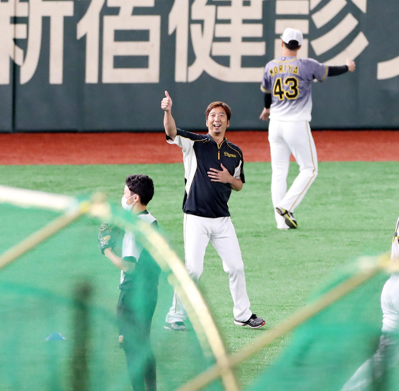 外野でサムアップポーズを見せる藤川（撮影・加藤哉）