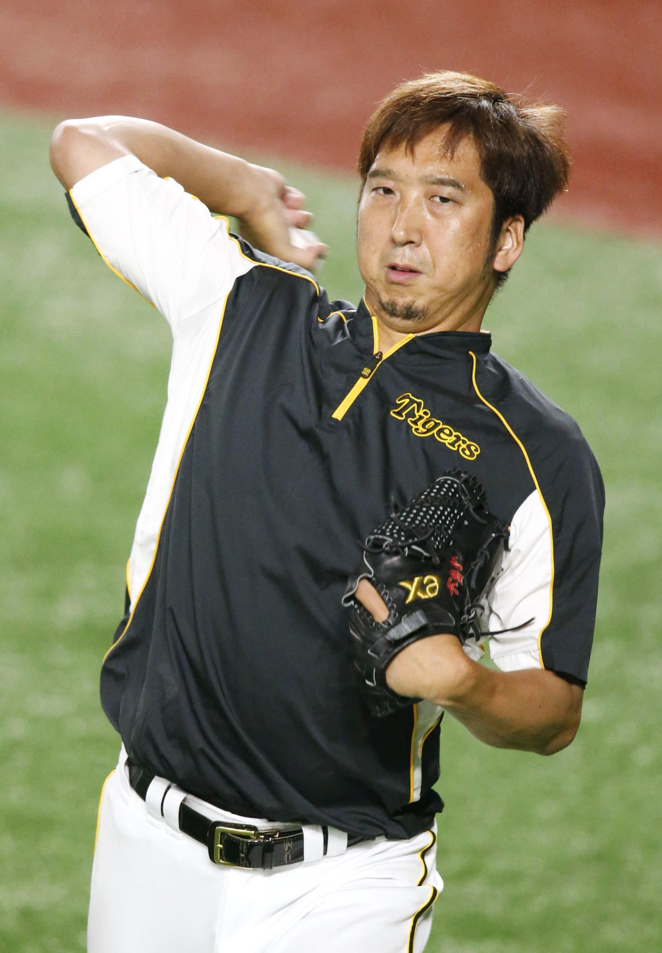 開幕に向けキャッチボールで調整する阪神藤川（共同）