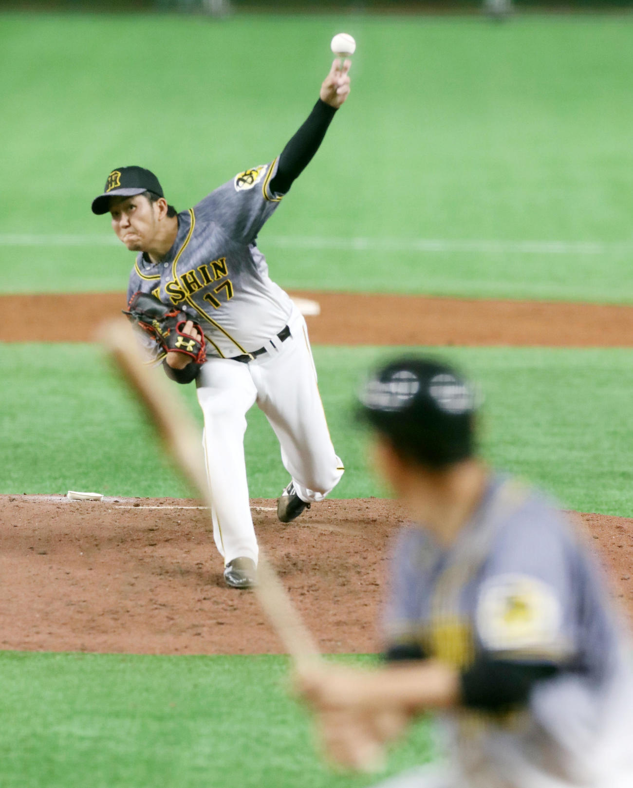 マウンドから投球練習する岩貞（撮影・加藤哉）