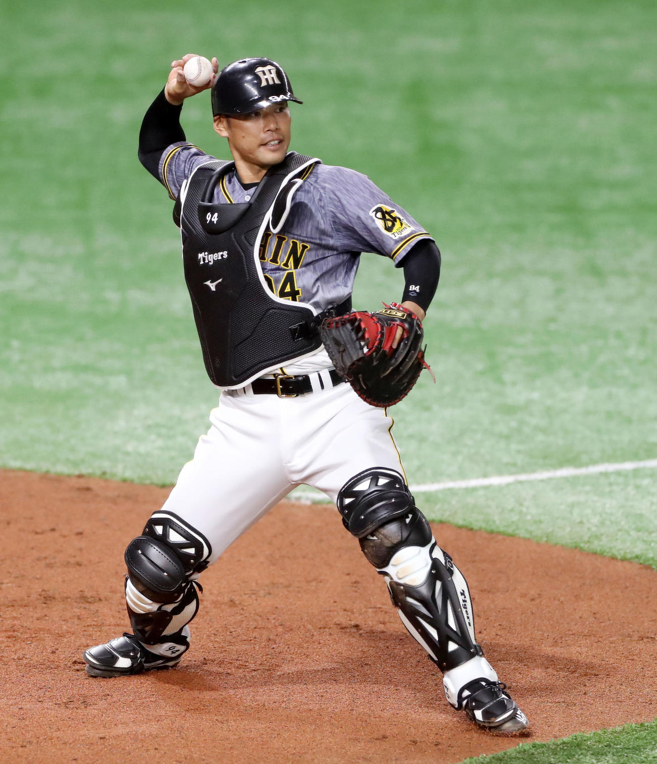 シートノックで一塁へ送球する原口（撮影・加藤哉）