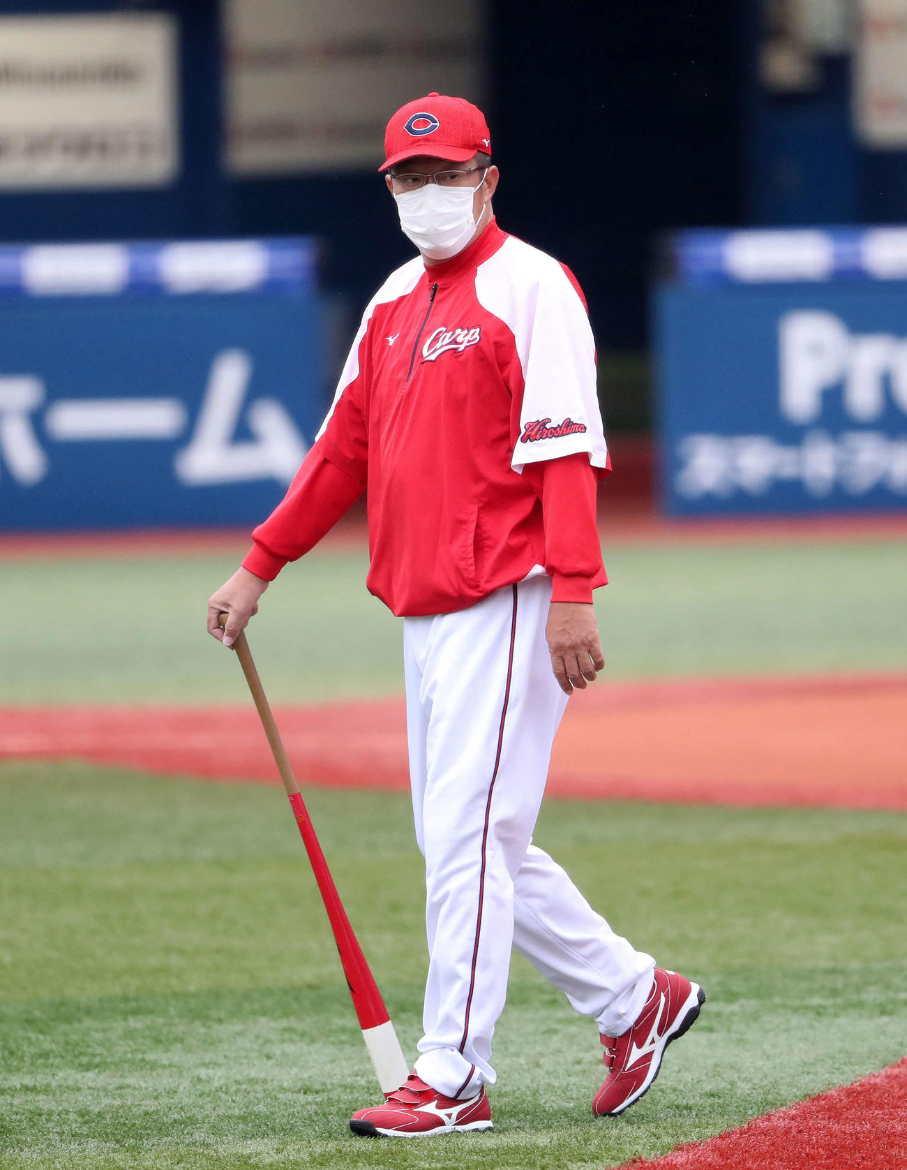 横浜スタジアムで選手の動きをチェックする広島佐々岡監督（撮影・鈴木正人）