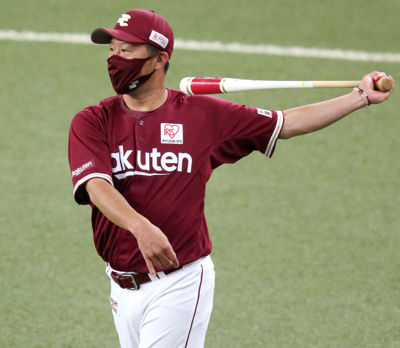 外野でノックする三木監督（撮影・上山淳一）