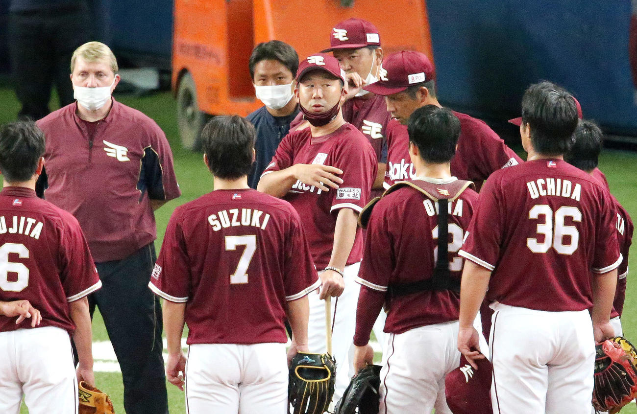 ナインに話す楽天の三木監督（中央）（撮影・上山淳一）