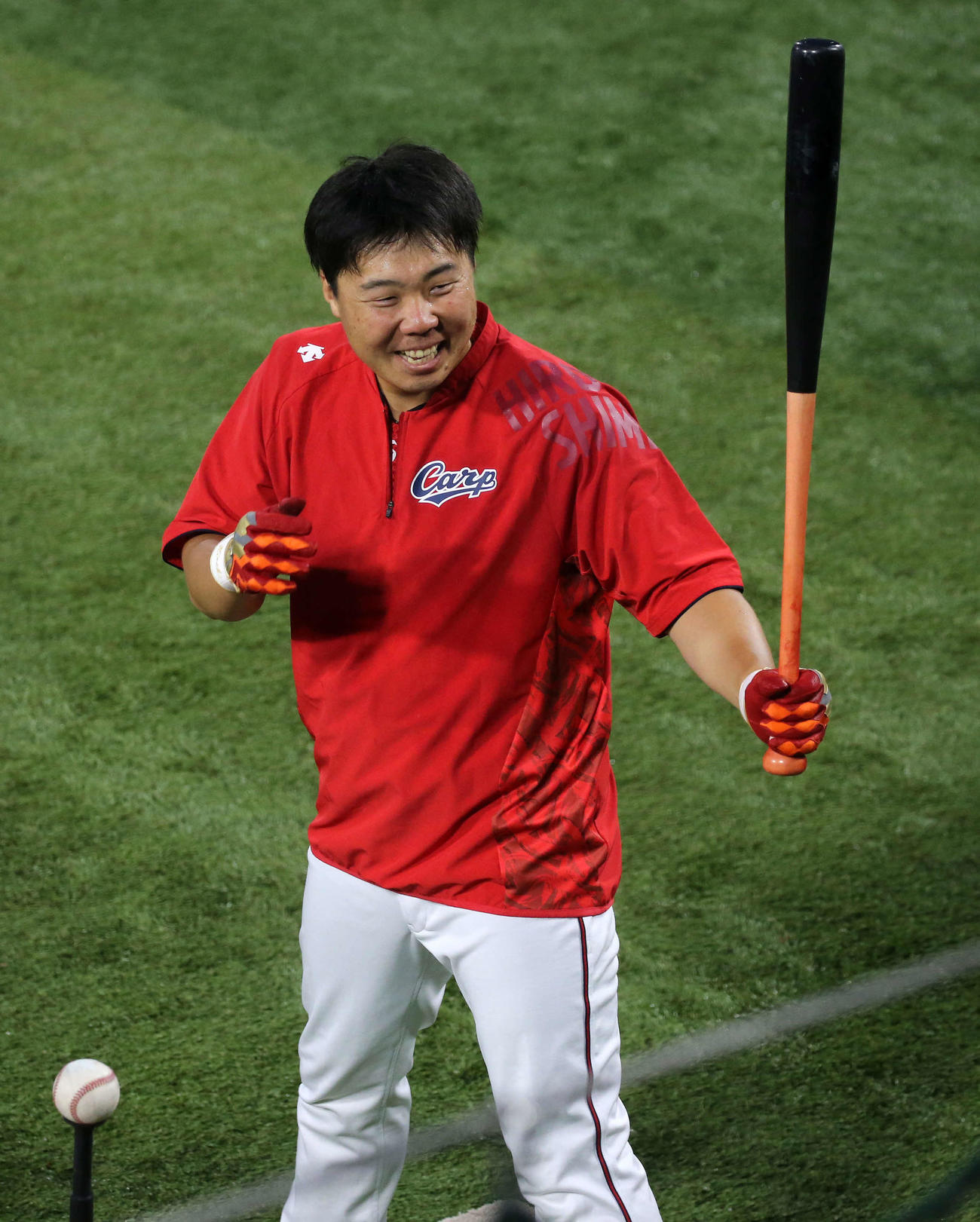 ティー打撃中、笑顔を見せる広島高橋大（撮影・鈴木正人）