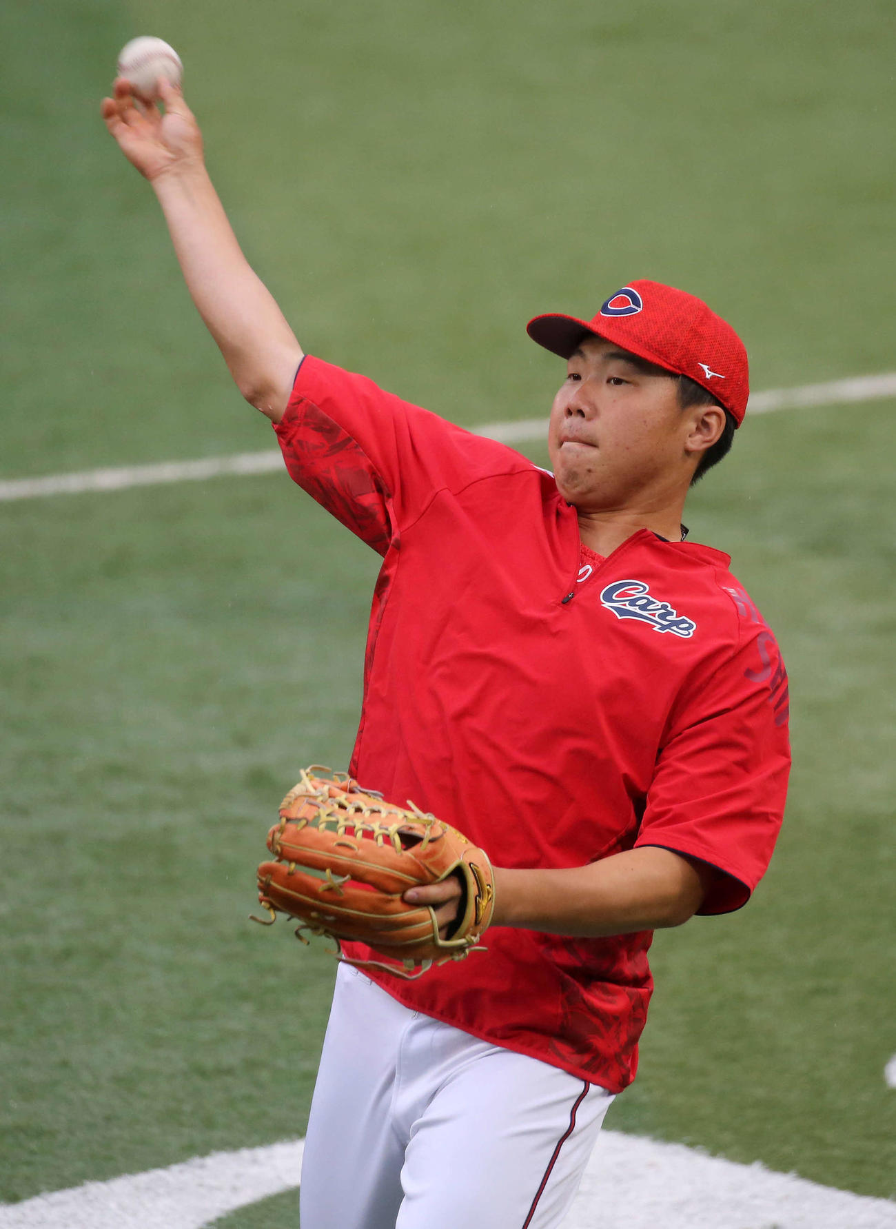 キャッチボールする広島高橋大（撮影・鈴木正人）