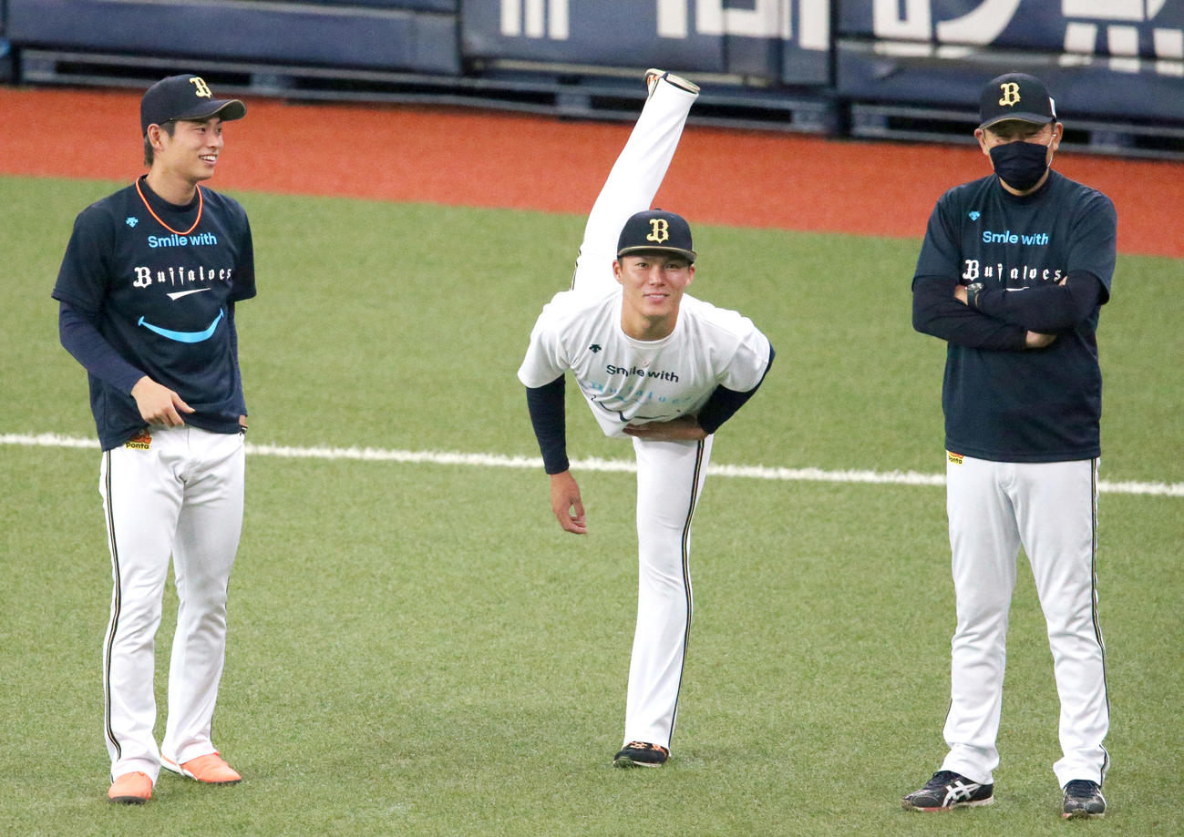 リラックスした表情を見せる、左から山岡、山本、西村監督（撮影・上山淳一）