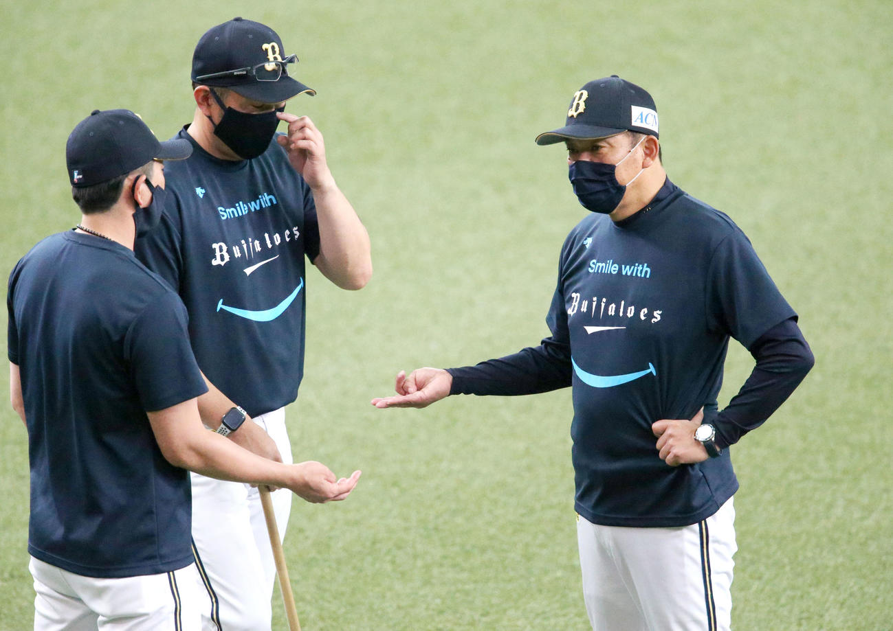 開幕を明日に控え首脳陣と話す西村監督（右）（撮影・上山淳一）