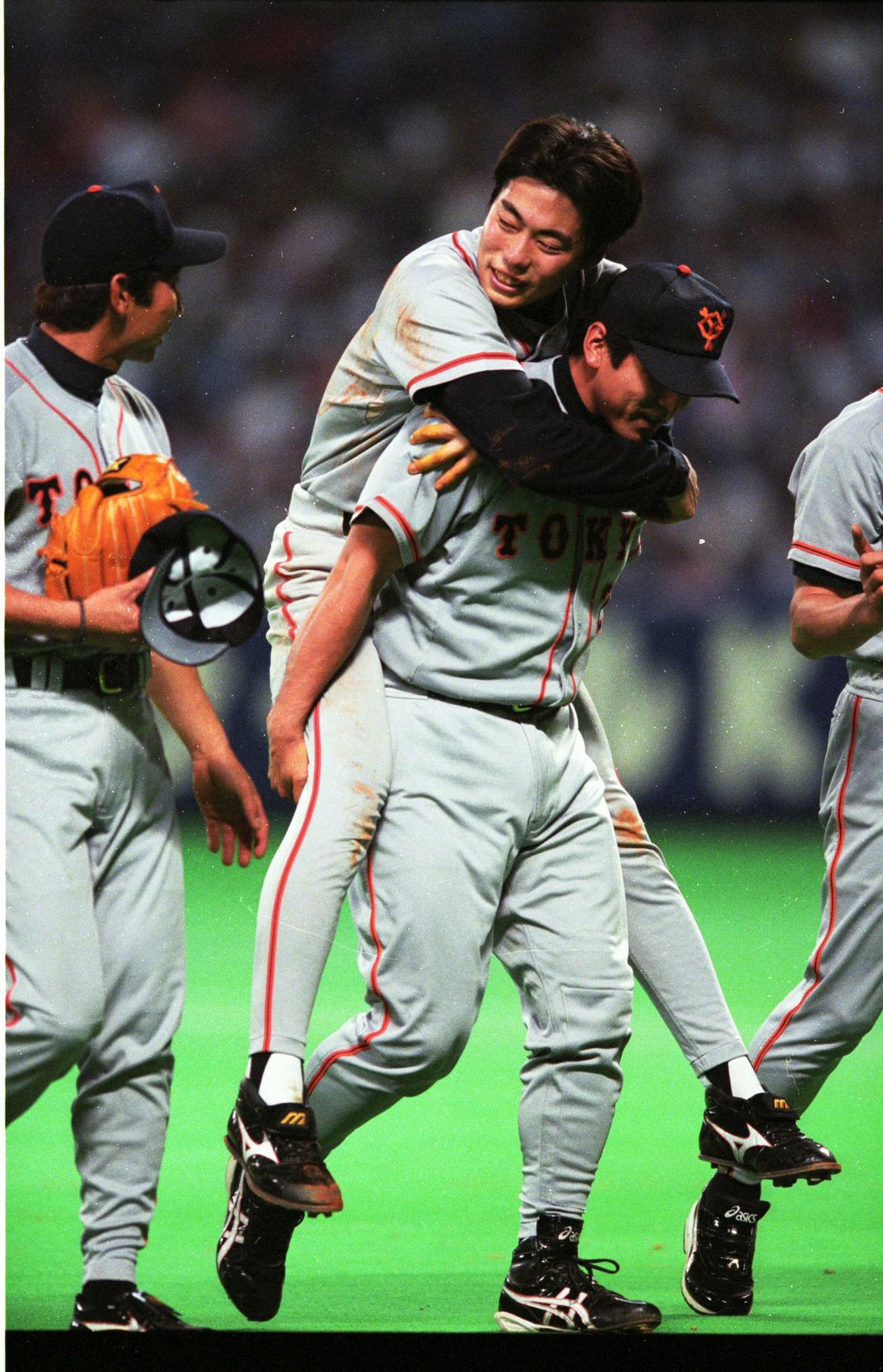 巨人4500勝の勝利投手となった上原浩治は、打球を受け、チームメートにおんぶされ途中降板する（00年6月3日）