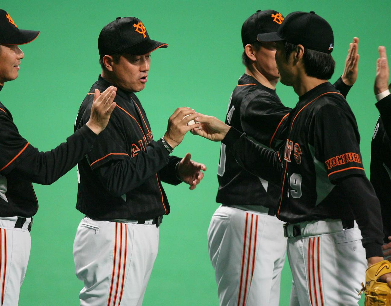 中日に勝利しチーム5000勝をあげた原辰徳監督（左）は、上原浩治からウイニングボールを受け取る（07年5月2日）