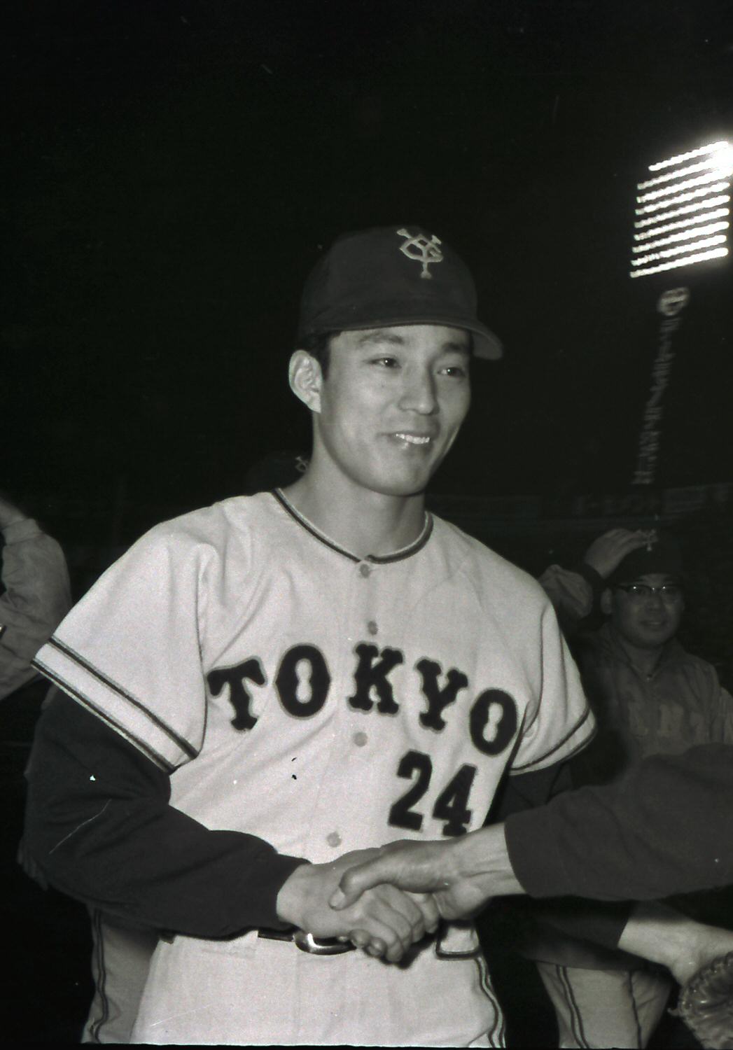 球団通算2000勝をあげ、笑顔の勝利投手の宮田征典（65年7月25日）