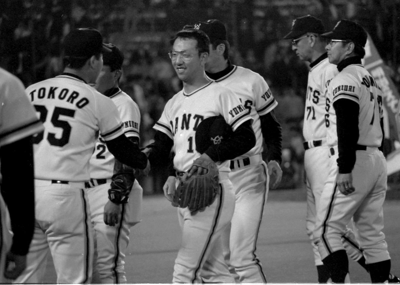 球団通算3000勝をあげ、笑顔の堀内恒夫（79年4月9日）