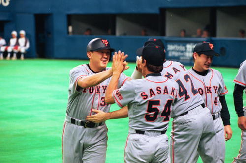 本塁打を放った巨人江藤智（00年6月3日）