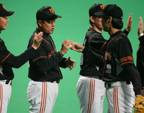 中日に勝利しチーム5000勝をあげた原辰徳監督（左）は、上原浩治からウイニングボールを受け取る（07年5月2日）