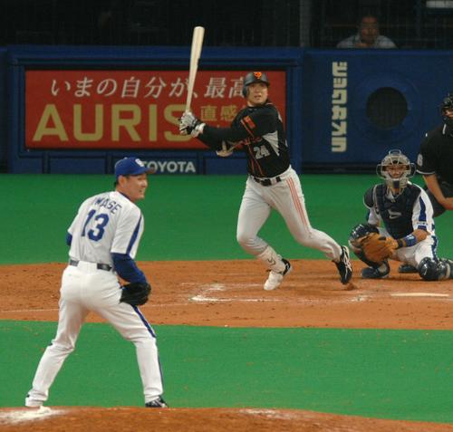 高橋由伸は延長11回、左中間突破のダメ押し適時二塁打を放つ。投手岩瀬仁紀（07年5月2日）