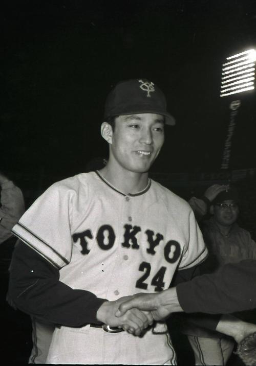 球団通算2000勝をあげ、笑顔の勝利投手の宮田征典（65年7月25日）