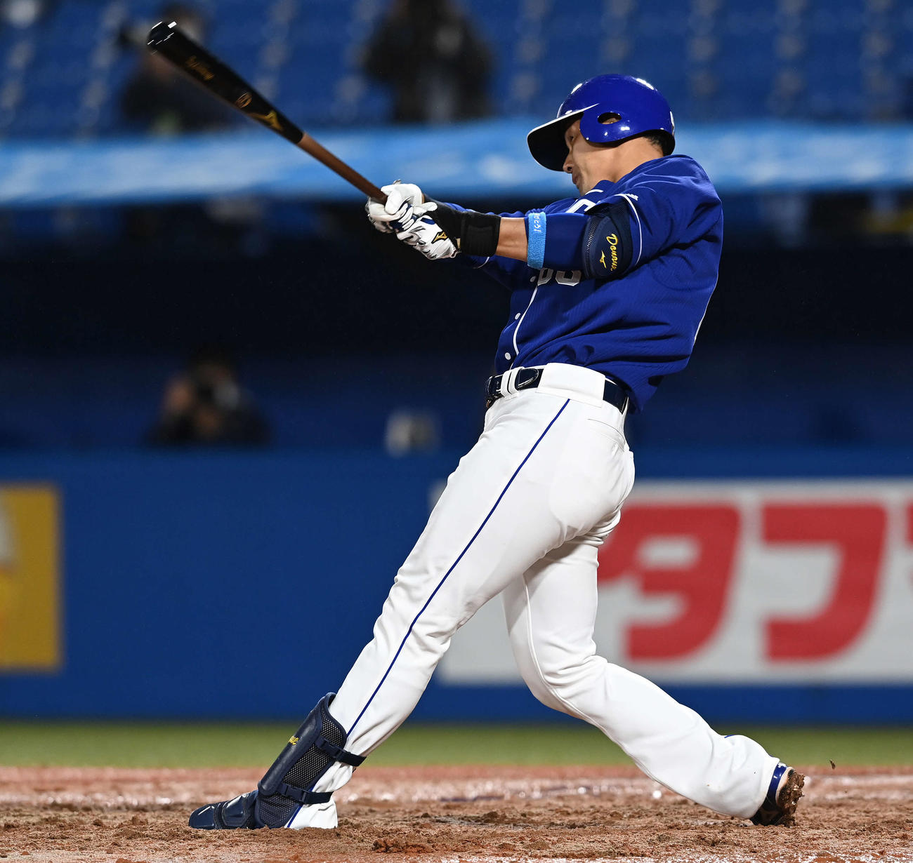 ヤクルト対中日　10回表中日無死満塁、中犠飛を放つ堂上（撮影・鈴木みどり）
