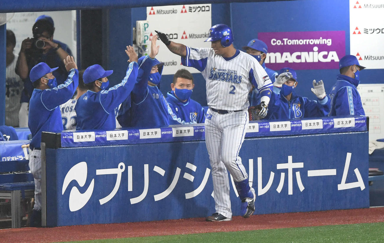 DeNA対広島　2回裏DeNa1死、ソロ本塁打を放ったロペス（中央）はチームメートとエアタッチ（撮影・山崎安昭）