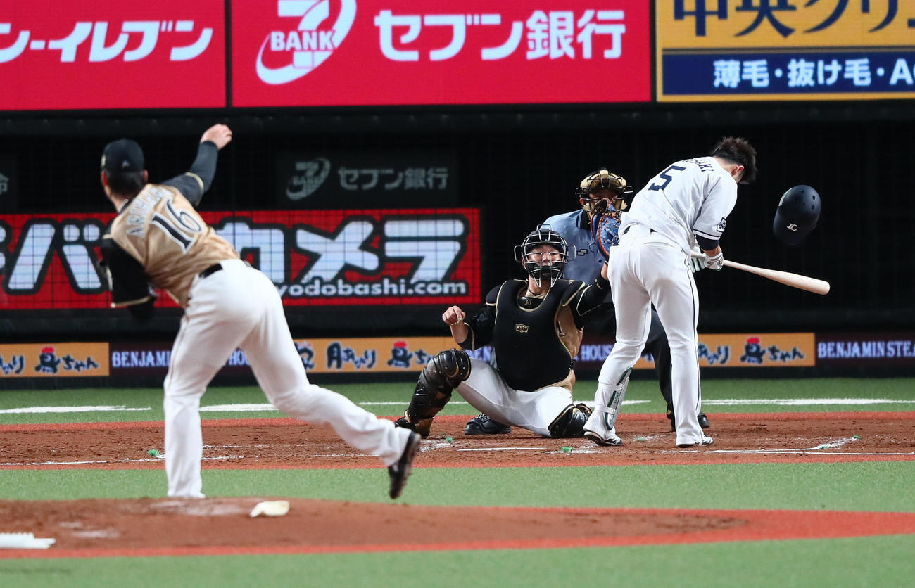 西武対日本ハム　4回裏西武無死満塁、外崎に押し出しの死球を与えた有原（撮影・足立雅史）