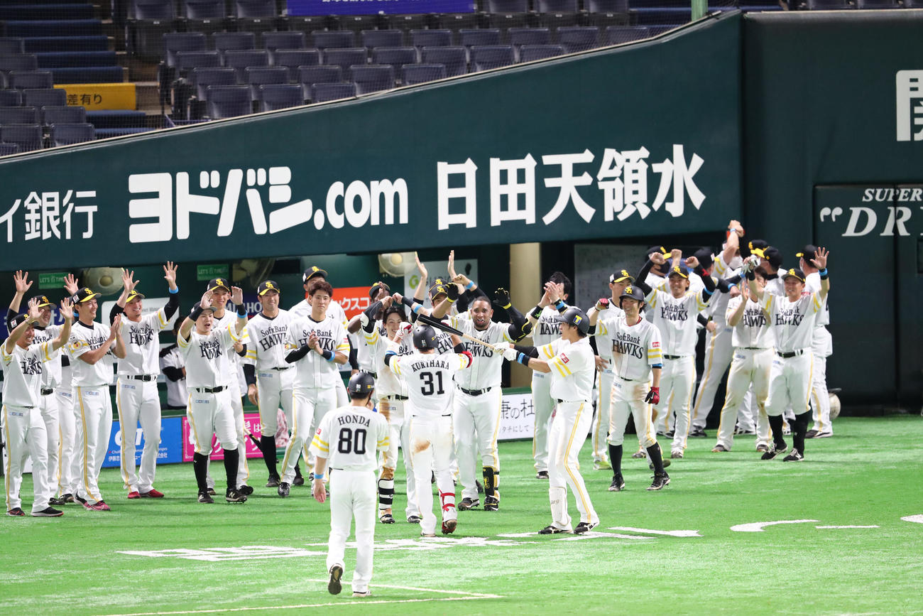 延長10回裏ソフトバンク2死三塁、栗原陵矢は中前にサヨナラ安打を放つ（撮影・梅根麻紀）