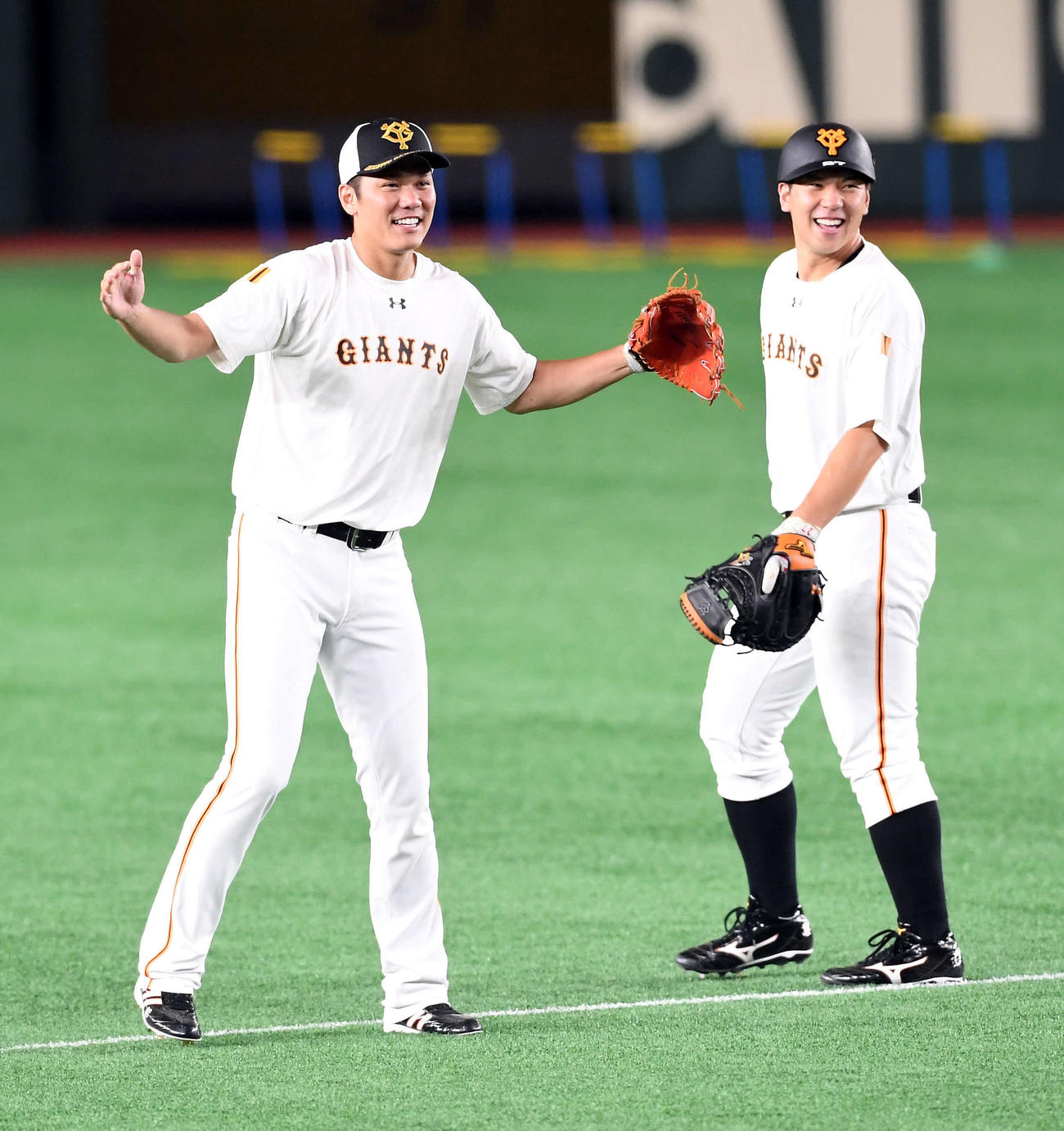 18日の守備練習で笑顔を見せる巨人坂本（左）。右は炭谷（撮影・たえ見朱実）