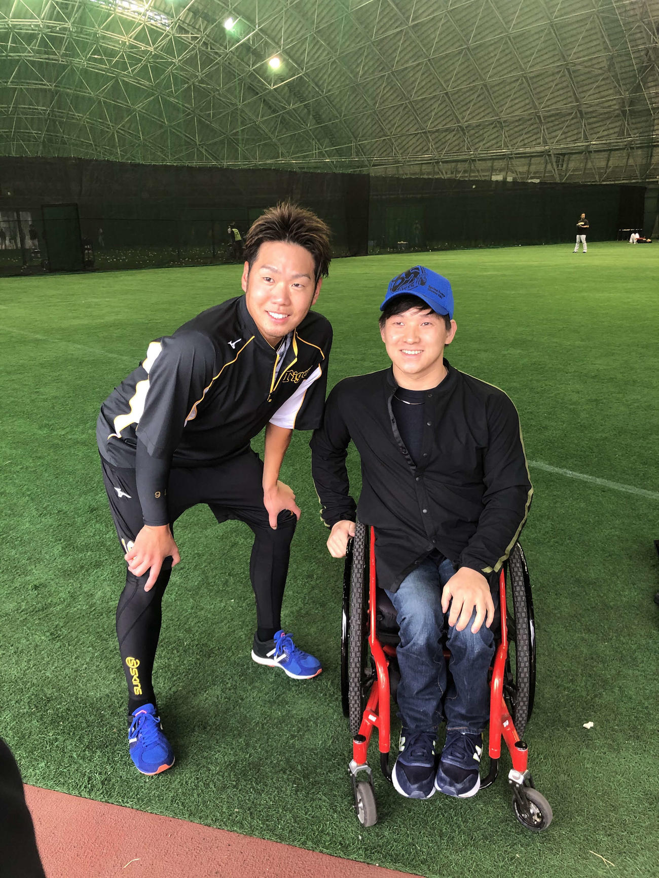 今春の沖縄キャンプで初対面を果たした、パラ陸上の西勇輝選手（右）と阪神西勇輝投手（選手提供）