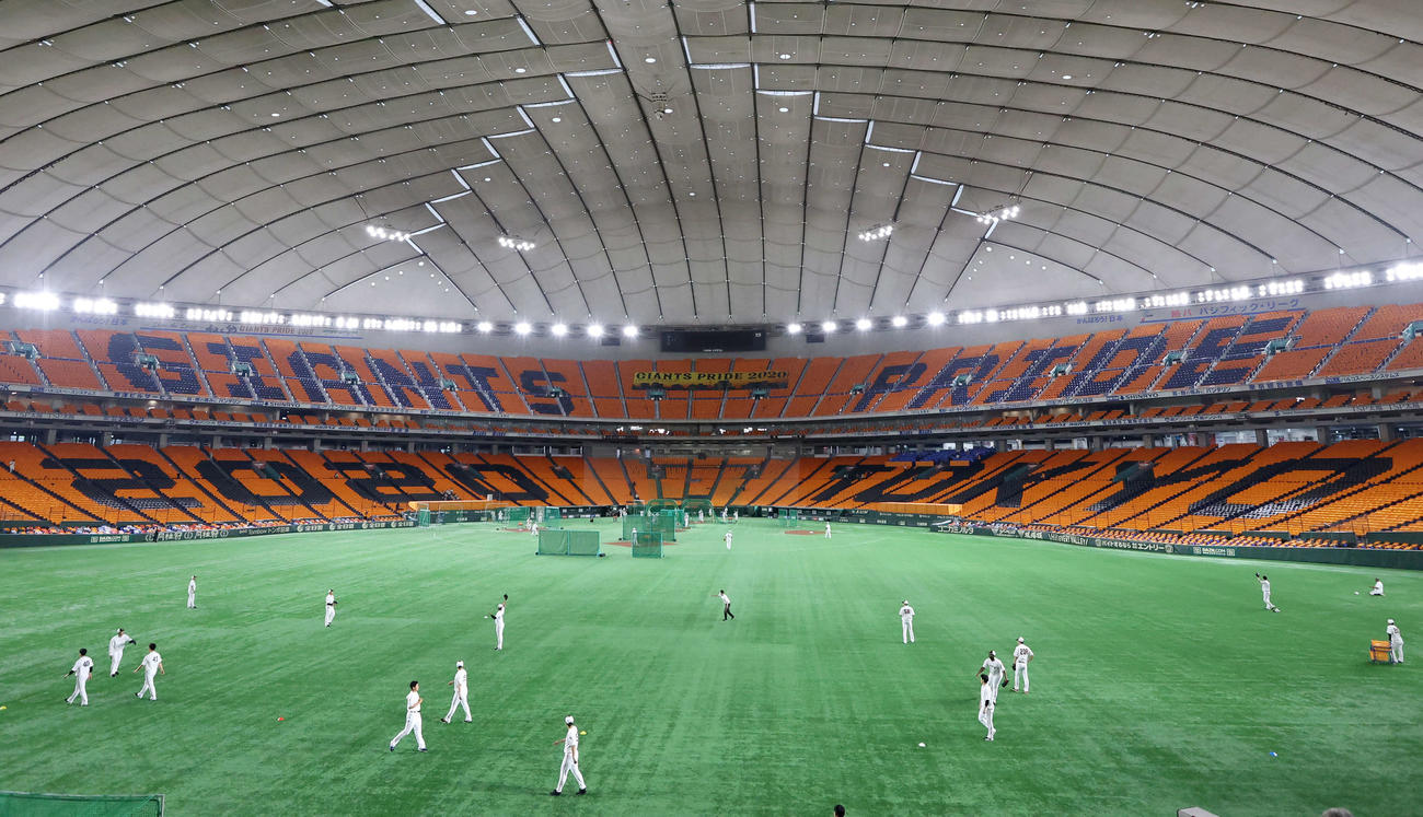 巨人対阪神　東京ドームのスタンドにはコレオグラフィーで「GIANTS　PRIDE　2020　TOKYO］（撮影・江口和貴）