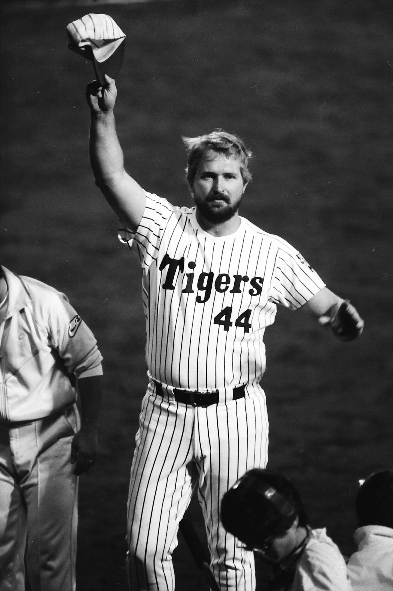 阪神対広島6回戦　インタビュー後、観衆に手を振るランディ・バース（1985年5月22日撮影）