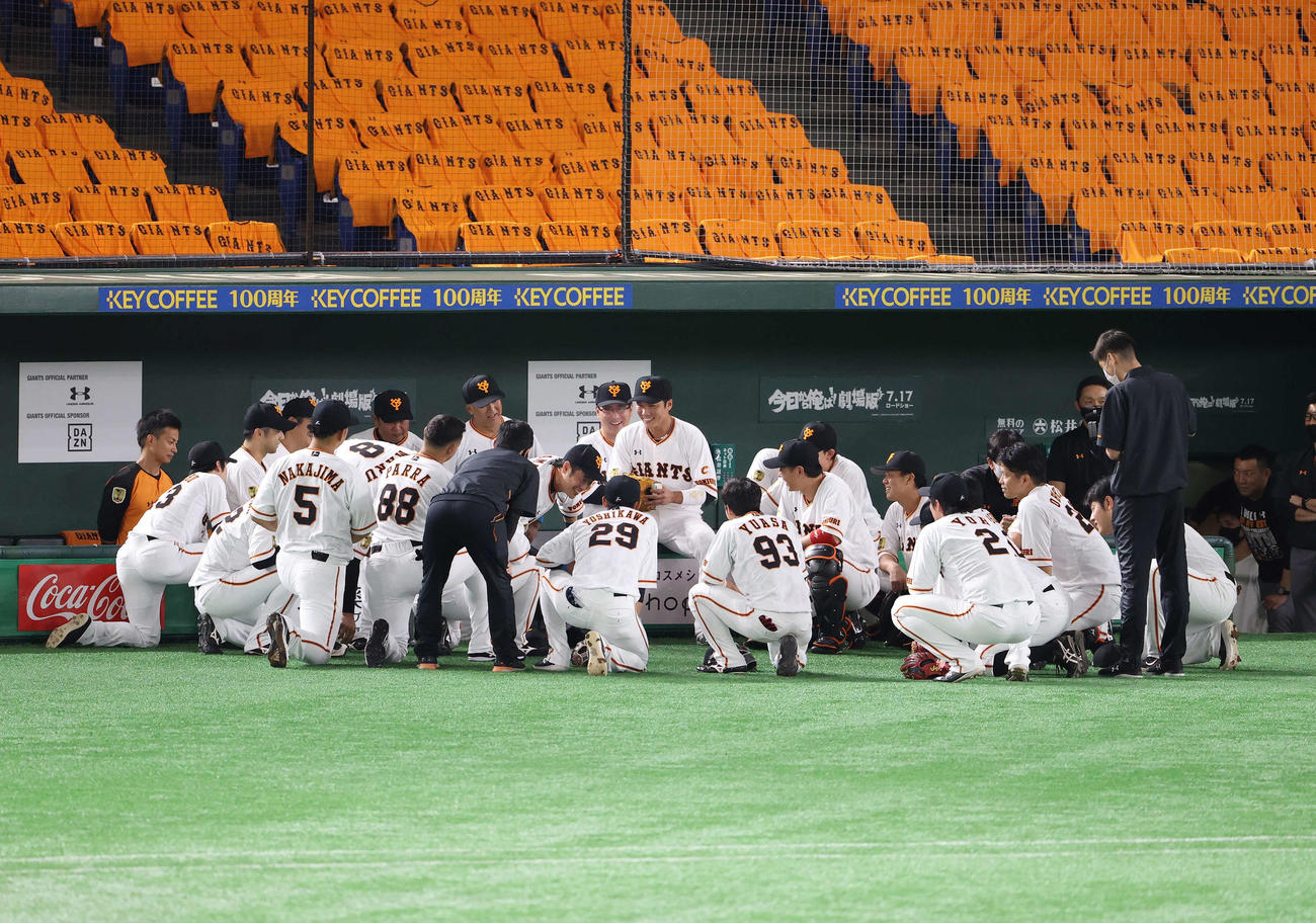 巨人対阪神　試合前、円陣を組む巨人ナイン（撮影・江口和貴）