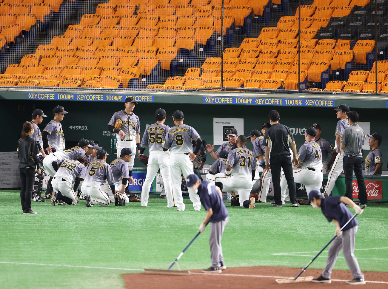 巨人対阪神　試合前、円陣を組む阪神ナイン（撮影・江口和貴）