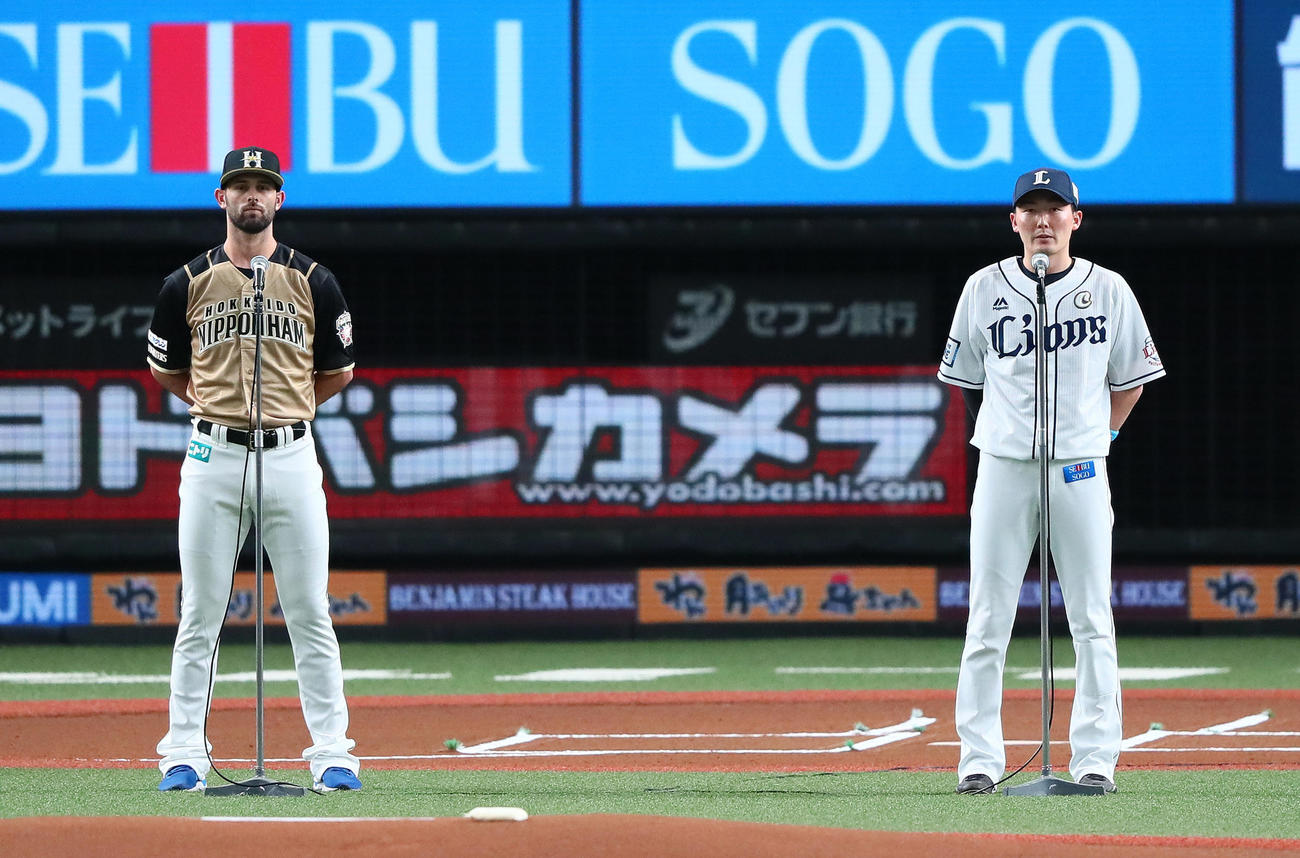 試合前のセレモニーでスピーチする西武の源田（右）と日本ハムのマルティネス（撮影・足立雅史）