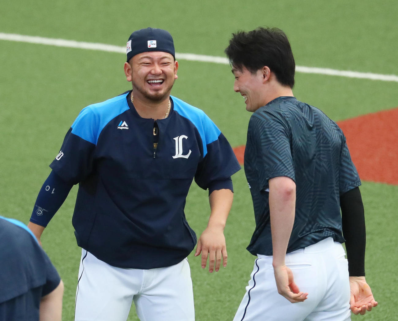 練習中、笑顔を見せる西武の森（左）と源田（撮影・足立雅史）