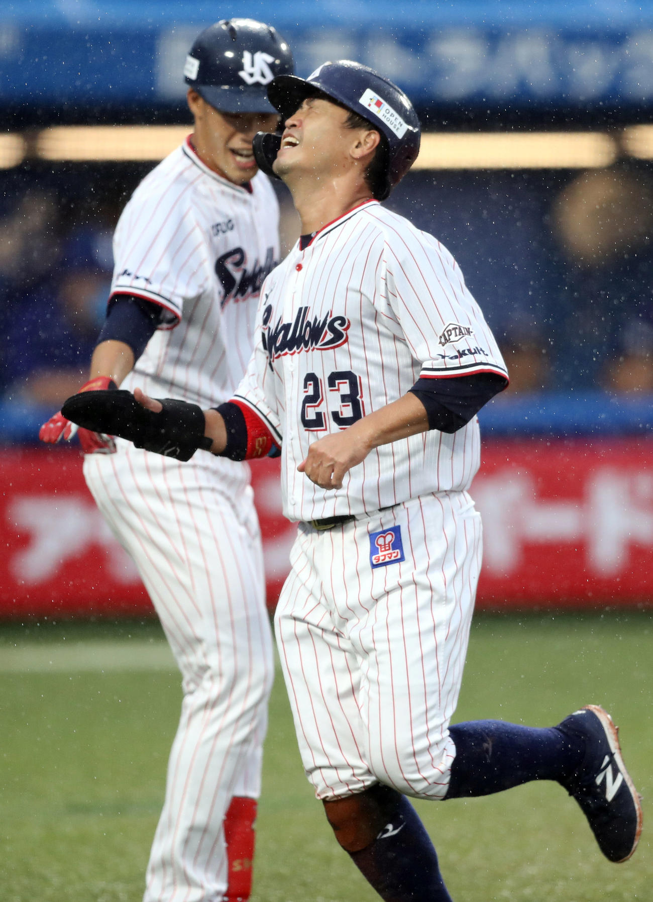 ヤクルト対中日　1回裏ヤクルト無死二塁、村上の適時打で生還する青木（撮影・狩俣裕三）