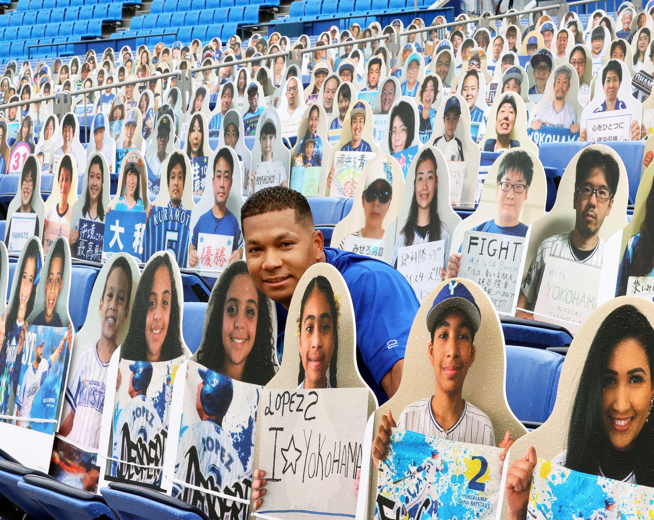 試合前、客席のファンのパネルと写真に納まるDeNAロペス（撮影・大野祥一）