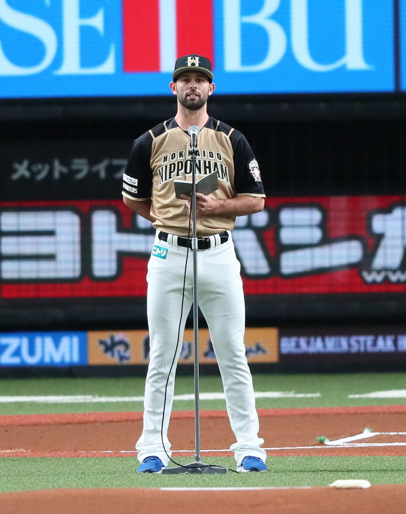 試合前のセレモニーでスピーチする日本ハムのマルティネス（撮影・足立雅史）