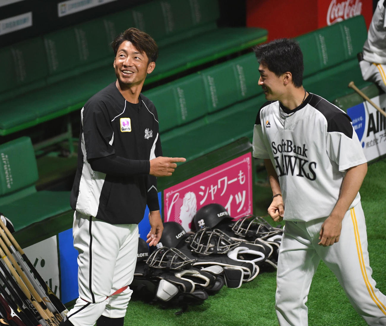ソフトバンク対ロッテ　和田毅とあいさつする鳥谷敬（左）（撮影・今浪浩三）