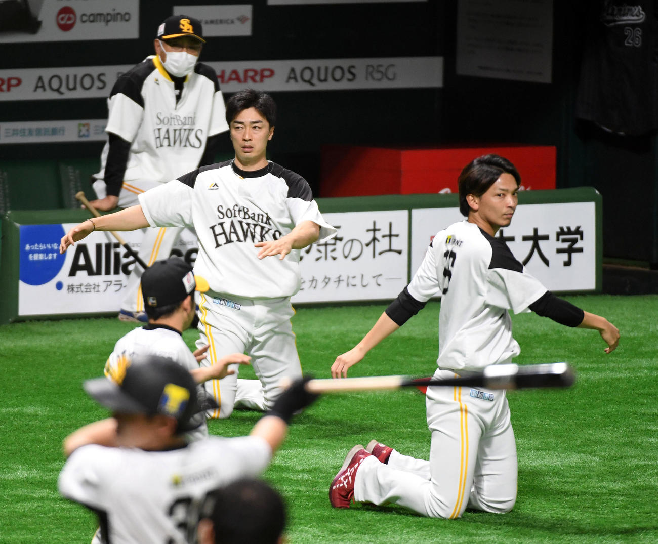 ソフトバンク対ロッテ　開幕投手の東浜（右）と2戦目先発の和田は軽く汗を流す（撮影・今浪浩三）