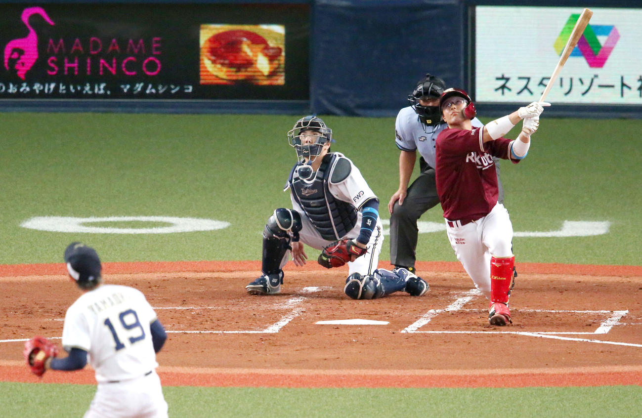 2回表楽天1死三塁、太田は右飛を放ち先制の犠飛とする（撮影・上山淳一）