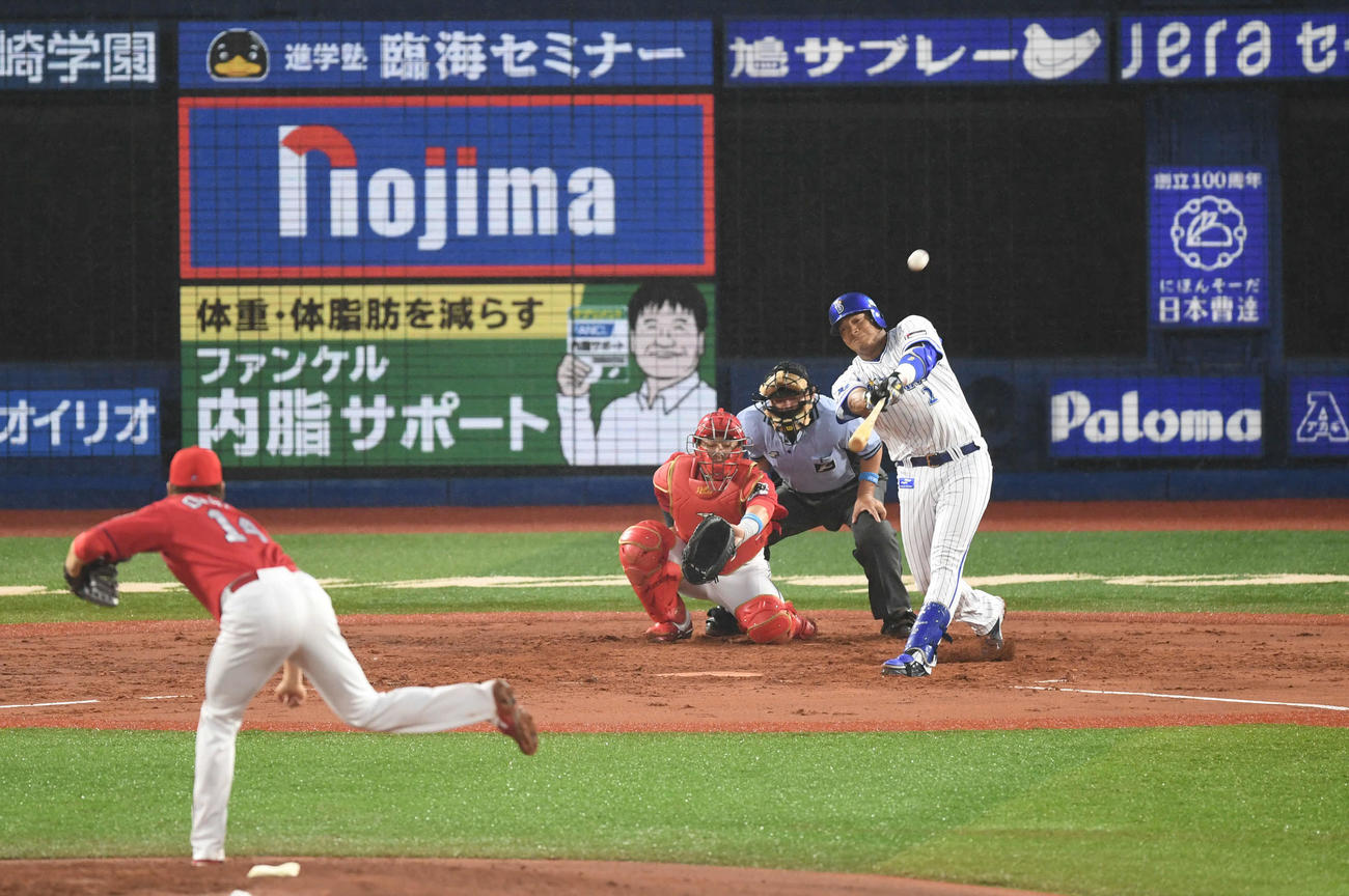 2回裏DeNA1死、ロペスは左越えソロ本塁打を放つ。投手大瀬良（撮影・山崎安昭）