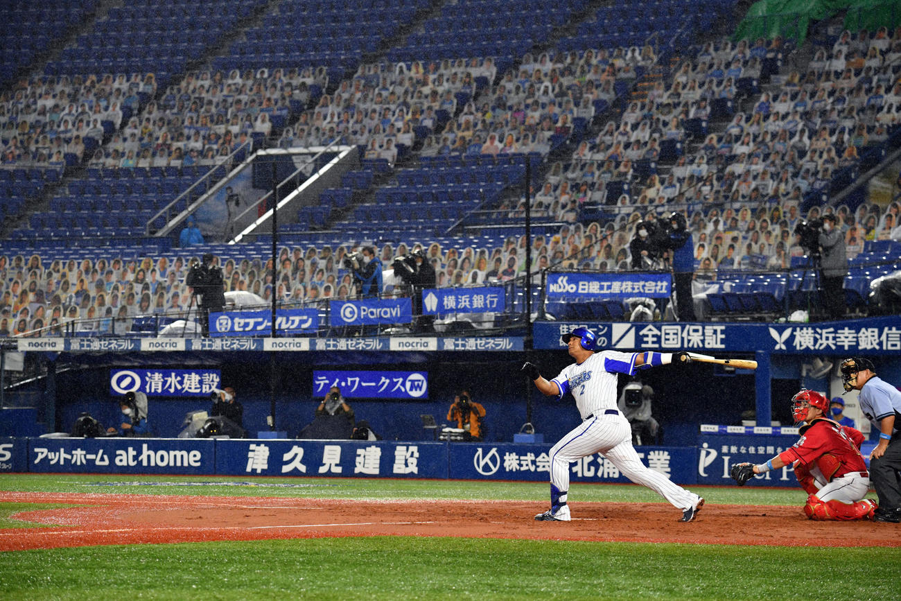 2回裏DeNA1死、ロペスは先制の左越えソロ本塁打を放つ（撮影・滝沢徹郎）