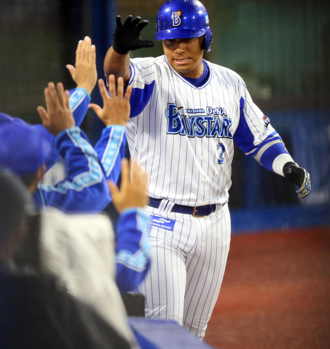 2回裏DeNA1死、本塁打を放ち、祝福を受けるロペス（撮影・大野祥一）