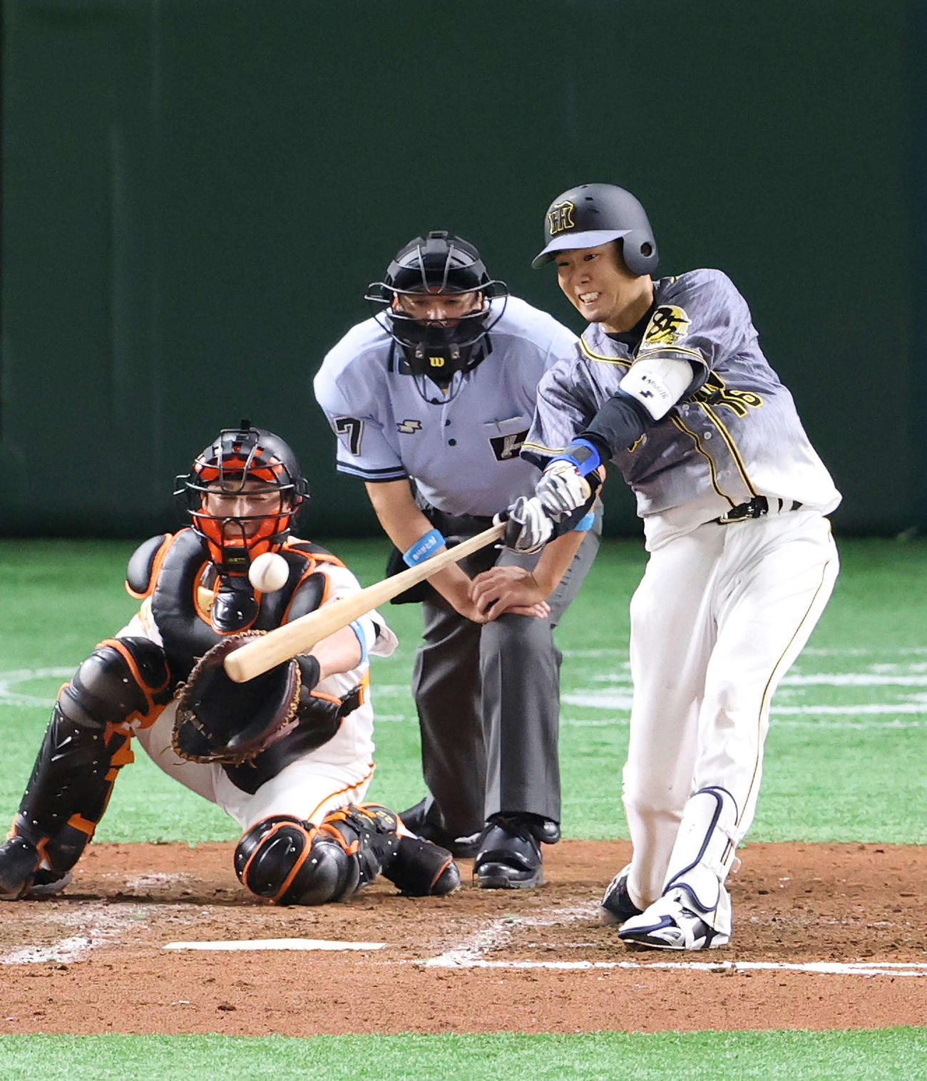 巨人対阪神　5回表阪神1死二塁、適時二塁打を放つ西勇（撮影・江口和貴）