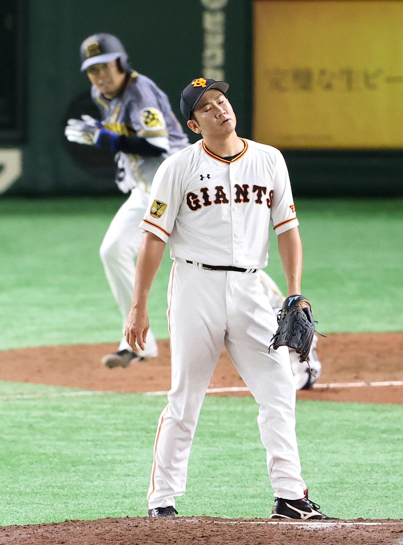 巨人対阪神　5回表阪神1死二塁、西勇（後方）に適時二塁打を浴び厳しい表情の菅野（撮影・江口和貴）