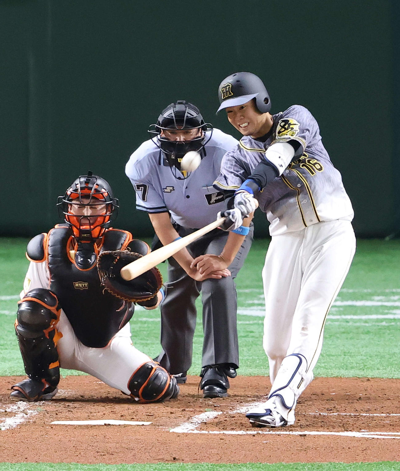 巨人対阪神　3回表阪神2死、プロ初となる先制ソロ本塁打を左越えに放つ西勇。投手菅野（撮影・江口和貴）
