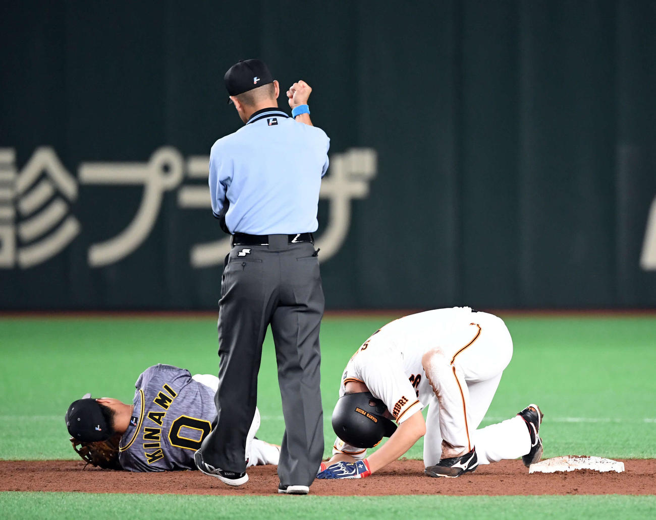 巨人対阪神　5回裏巨人無死一塁、吉川尚輝の投ゴロで一走菅野が走塁するもアウト。木浪と交錯し足を痛める（撮影・たえ見朱実）
