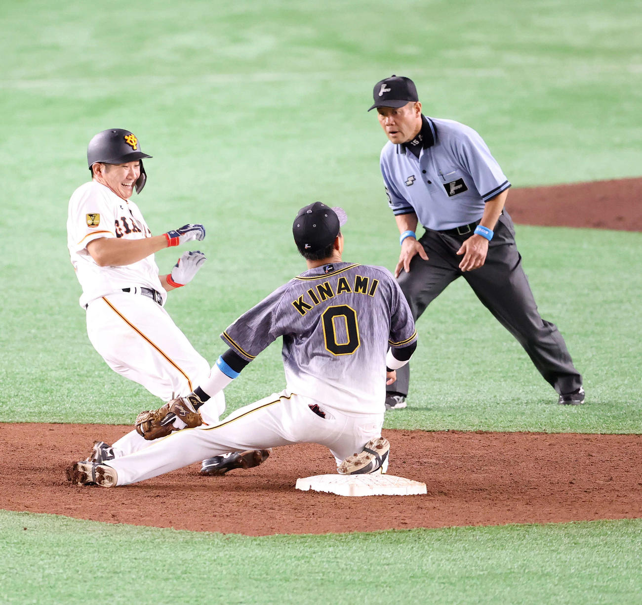 5回裏巨人無死一塁、吉川尚輝の打球で進塁を狙う菅野智之（左）は遊撃手木浪聖也と交錯する