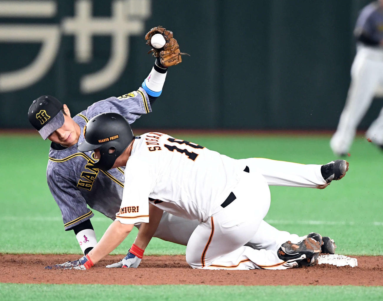 5回裏巨人無死一塁、吉川尚輝の投ゴロで一走菅野智之が走塁するもアウト